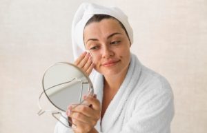 4 Kesalahan Membersihkan Makeup yang Bikin Wajah Jadi Kusam